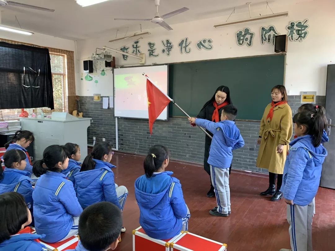 牵手同行共同成长丽水少先队名师工作室龙泉站服务基层走进乡镇学校