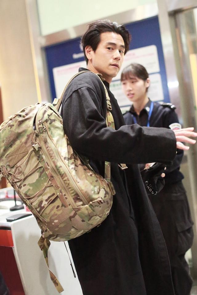 彭于晏好奇怪发际线高却超多发量长短袖穿成七三分也不显矮