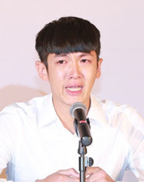 柯震东宣布复出!发布会状态略显疲惫,笑容满面也遮不住眼睛红血丝