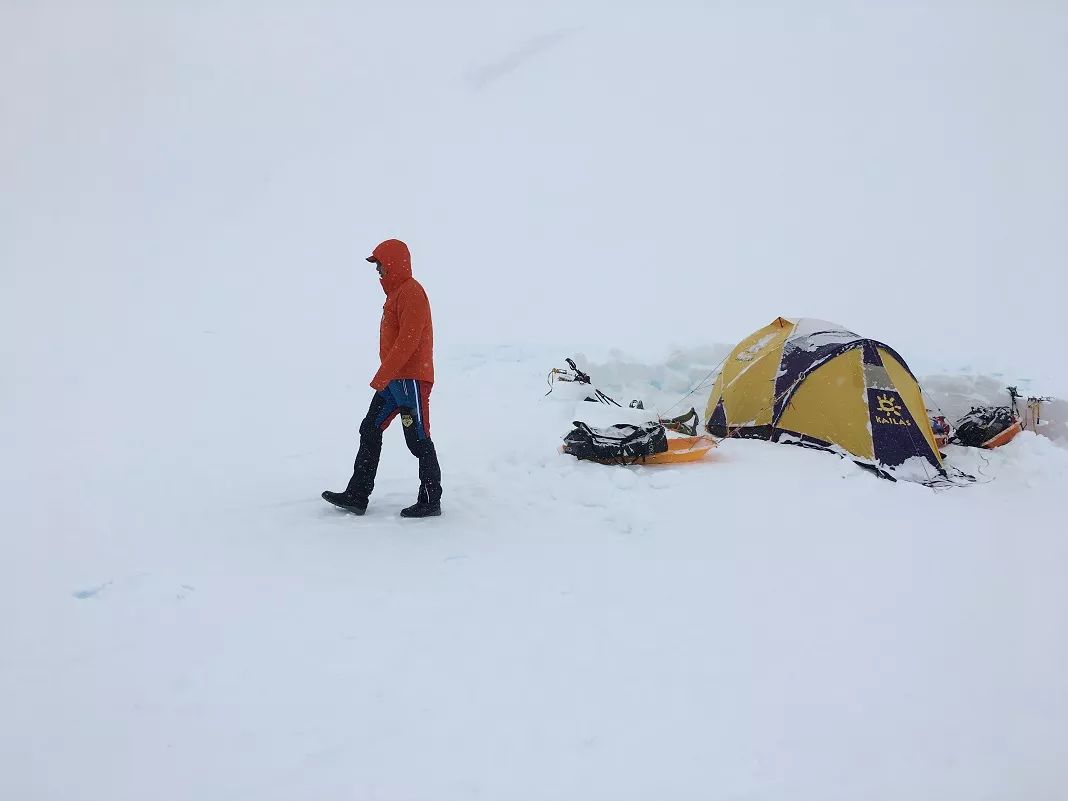 华耐登山队成功登顶全球7 2第八站-南极洲文森峰