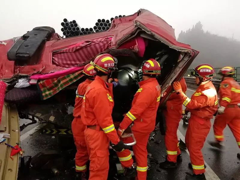 突發京昆高速廣元朝天境內發生一起嚴重車禍駕駛室遭遇削頂