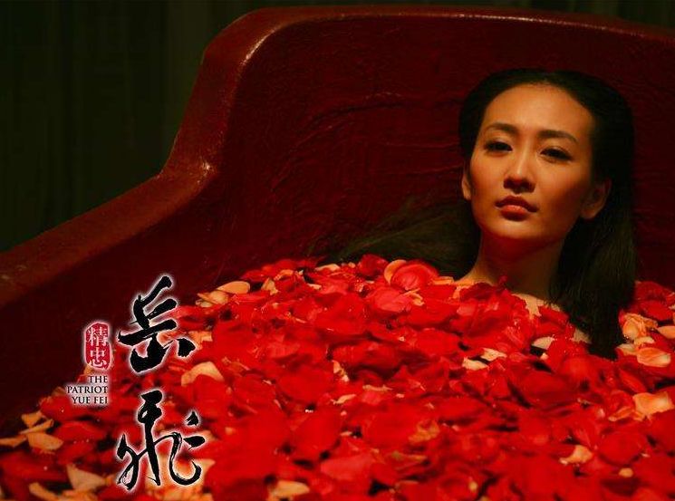 两年后,她作为电视剧《心戒》的女主角正式出道.