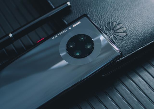 此外,华为mate30 pro拥有3倍光学变焦,5倍混合变焦以及30倍数字变焦