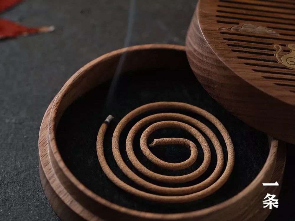 天地盖设计,打开上盖,将点燃的盘香放入即可. 体积小巧,适合随身携带.