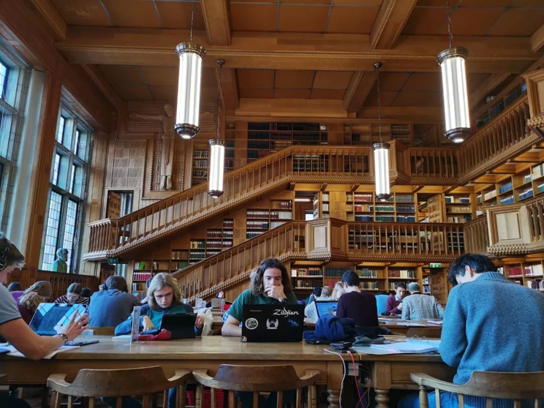 鲁汶大学图书馆的外观是典型的欧洲建筑,甚至可以说是这座小城里最