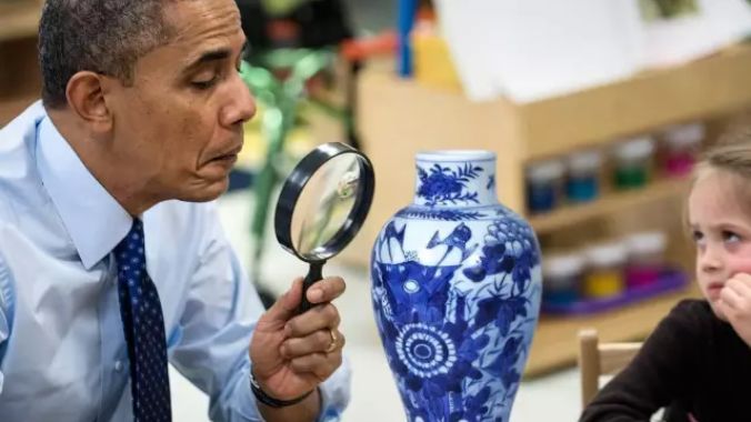 放大镜看瓷器底部火石红的地方在瓷器上露胎的部位经常出现大小不等