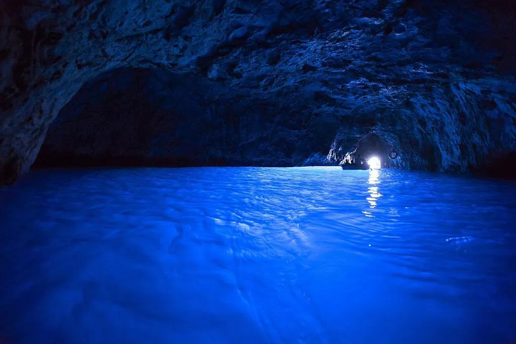 蓝洞卡普里岛是意大利享誉国际的观光胜地,这里有极迷人的阳光与海滩