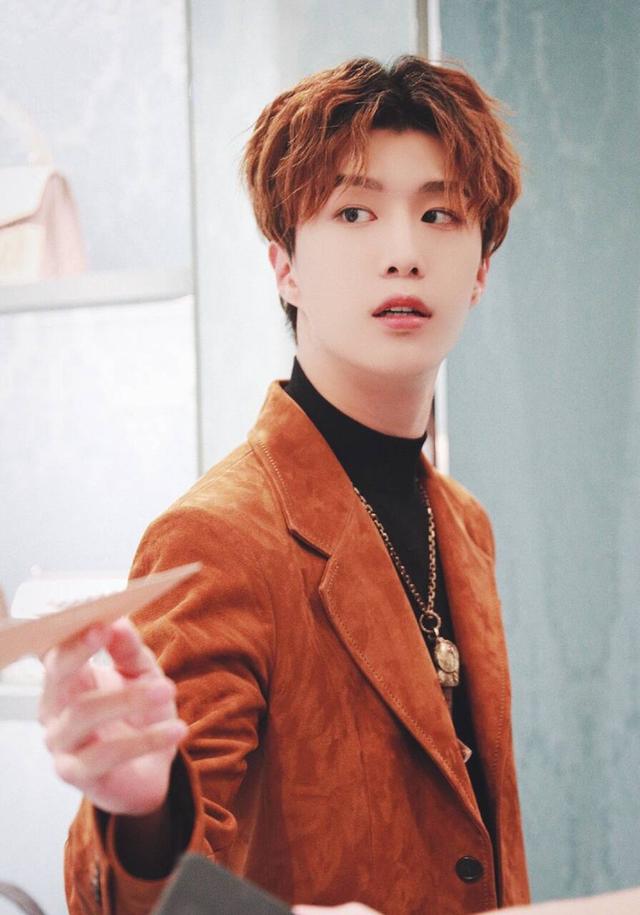 范丞丞做头发上热搜粉色配神颜粉丝直呼美出新高度