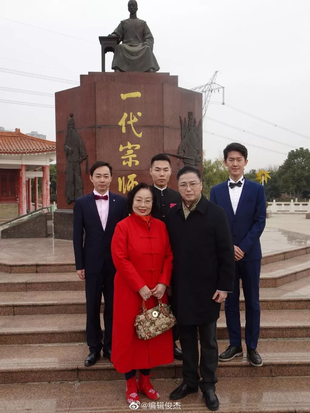 著名京剧表演艺术家谭孝曾,阎桂祥与谭门弟子白智鑫,杨超,程亮合影