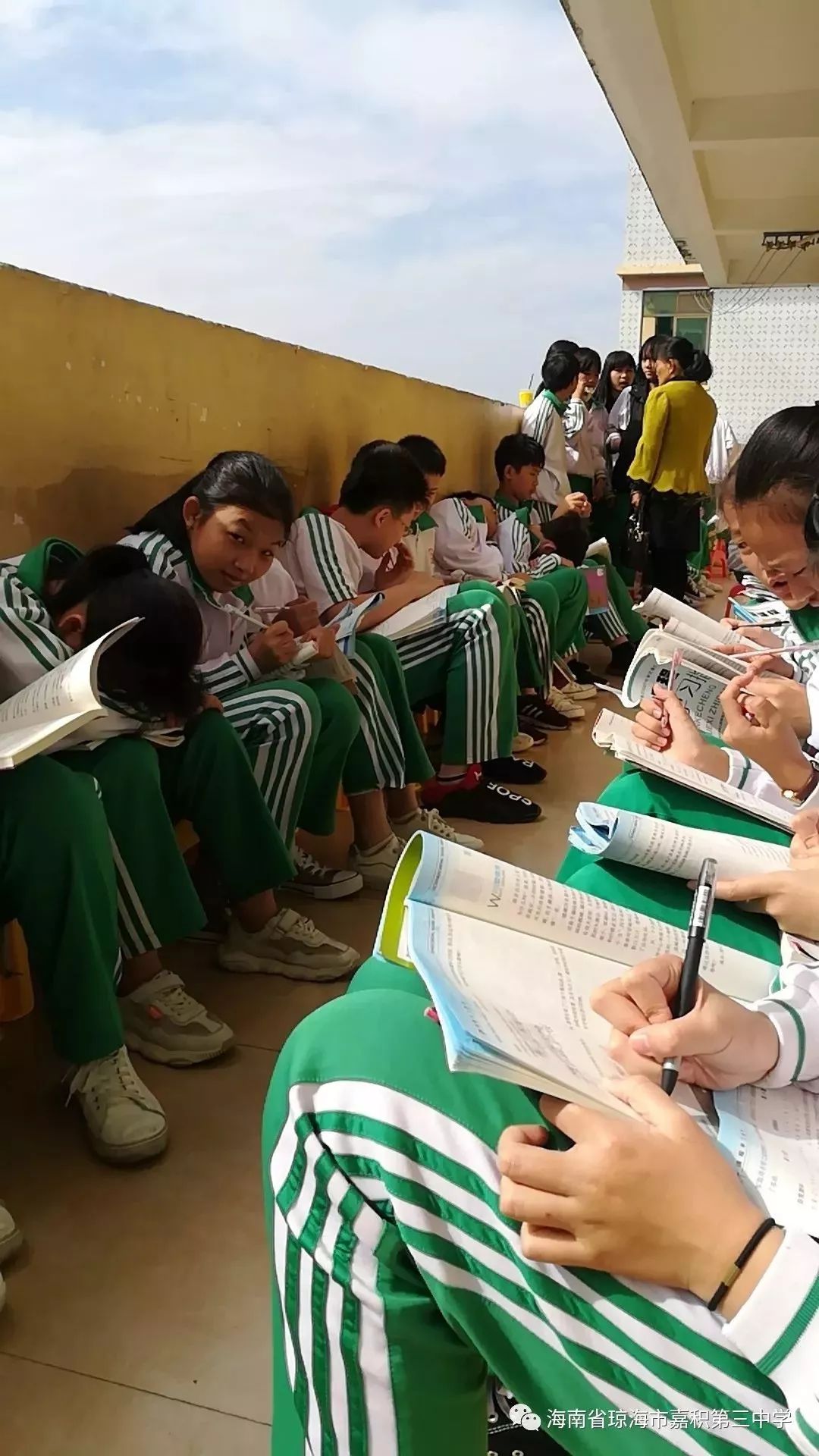 嘉积三中2019秋季家长会,4000余人参加,场面感人!