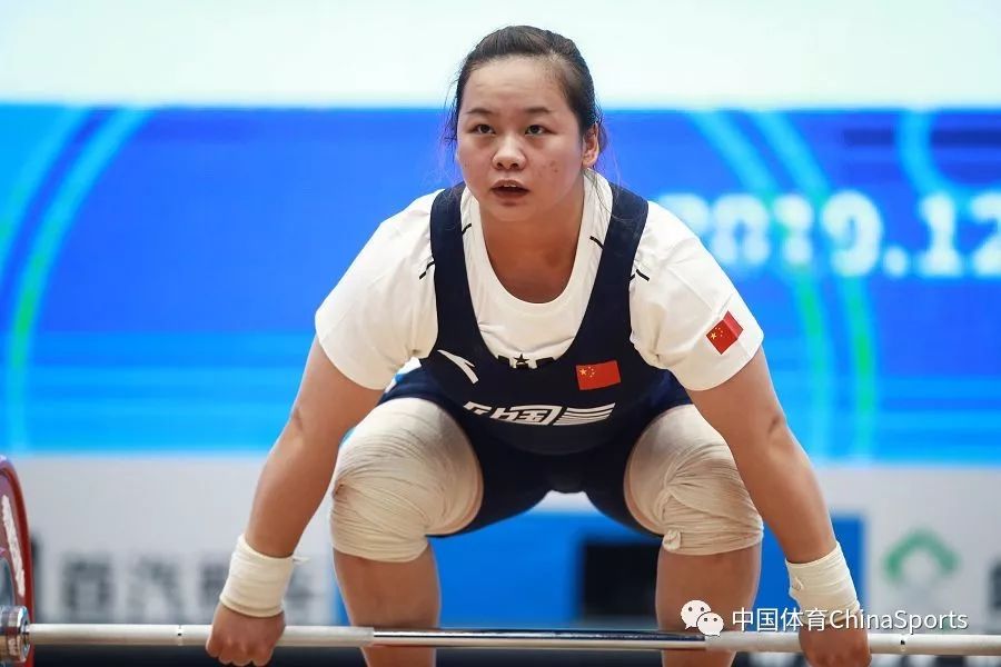 获得女子76公斤级三项亚军的中国选手张旺丽在比赛中.