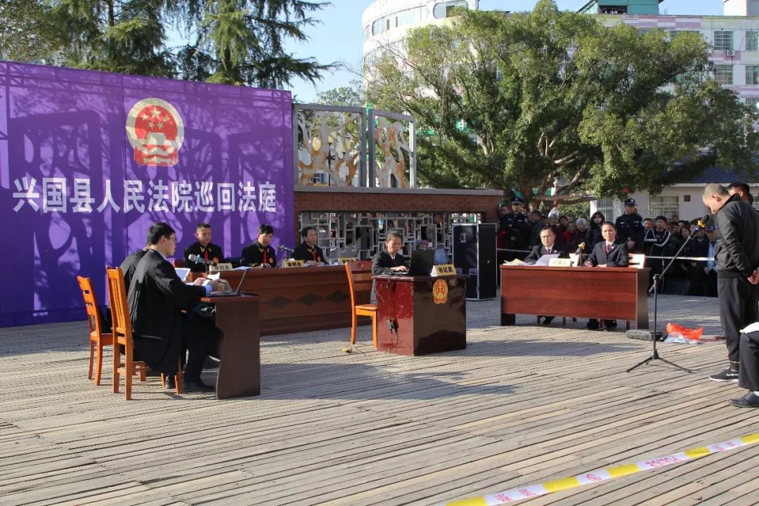 检察官在兴国五福广场对一起电信诈骗案出庭支持公诉