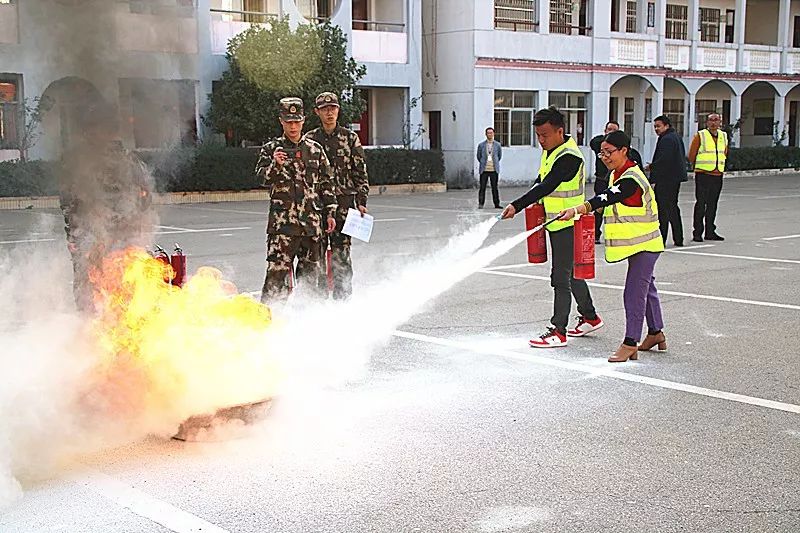 滅火器實操實訓培訓中,消防隊宣傳人員以