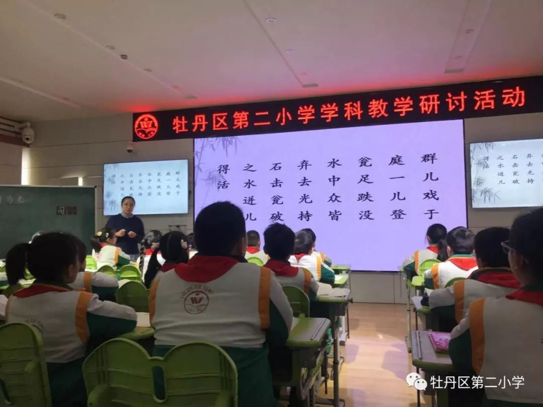 五年级马丹丹老师执教巴金的一篇散文《鸟的天堂》,马老师通过让学生