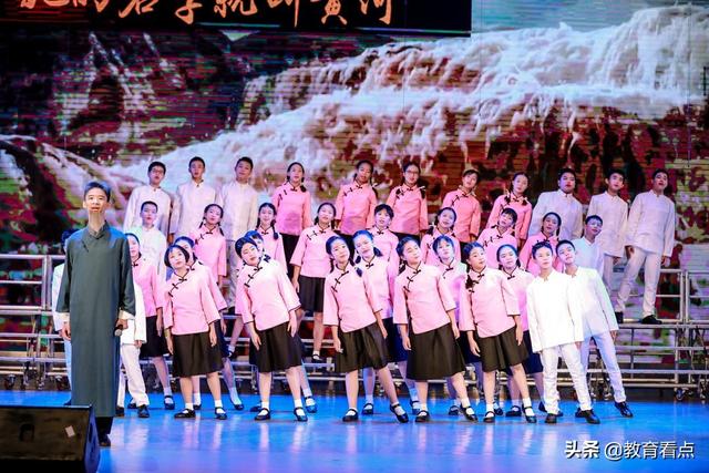 廣州市海珠外國(guó)語實(shí)驗(yàn)中學(xué)經(jīng)典美文表演在市決賽中榮獲佳績(jī)(圖2) 廣州市海珠外國(guó)語實(shí)驗(yàn)中學(xué)經(jīng)典美文表演在市決賽中榮獲佳績(jī)(圖2)