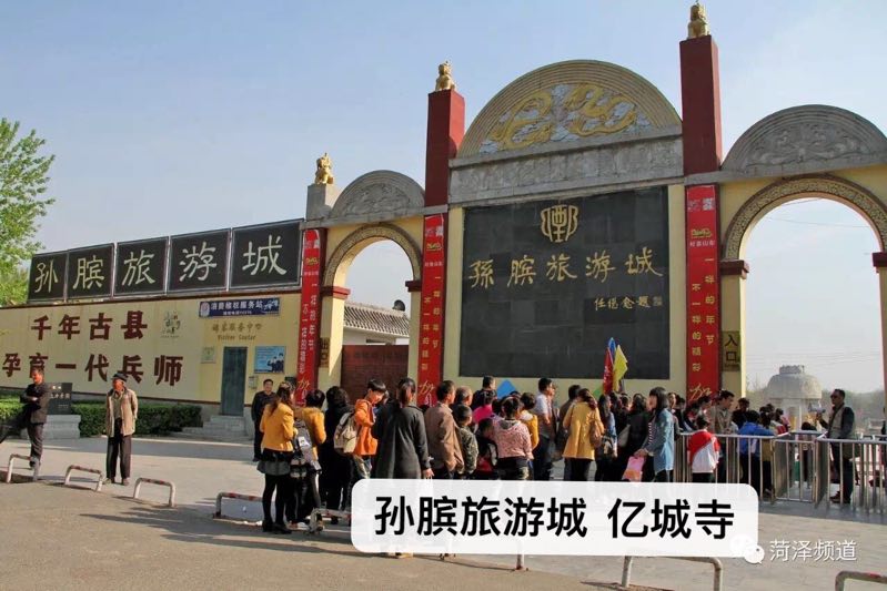 前段时间返回故里,到亿城寺游览,看到里面的荆轲墓和羊角哀,左伯桃的