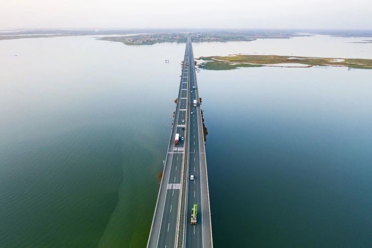 武咸城铁,武广高铁,武咸快速通道在梓山湖以东密集排列,京珠高速更是