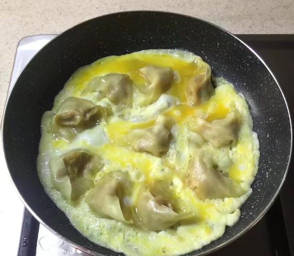 馄饨 10个,鸡蛋 1个,葱 1根,芝麻 2克,花生油 1勺,精盐 1.