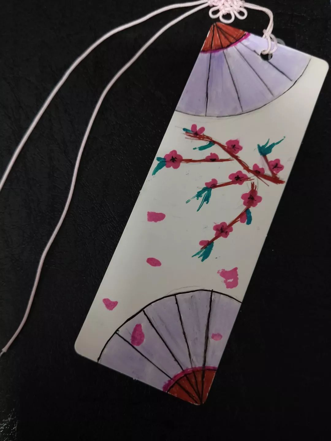 书签正面以桃花和扇子为主,呼应了《桃花扇》这一书名;背面以人物暗示