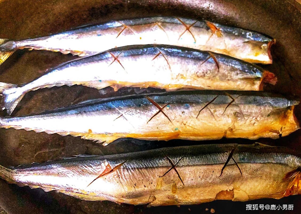 先用生姜在平底锅上涂刷一层薄薄的生姜汁再热锅热油,把秋刀鱼码入