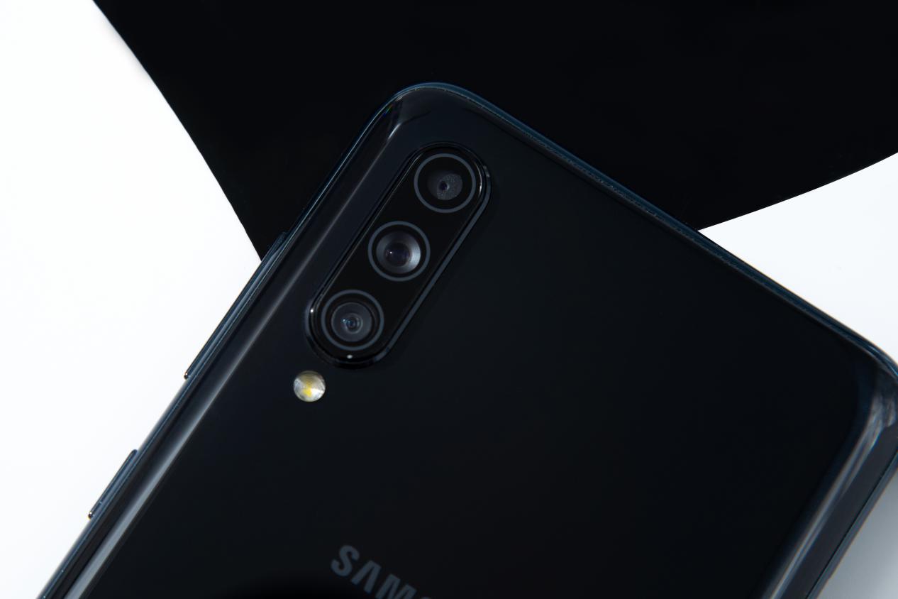 诠释手机市场中的棱镜美学三星galaxya70s真机实拍