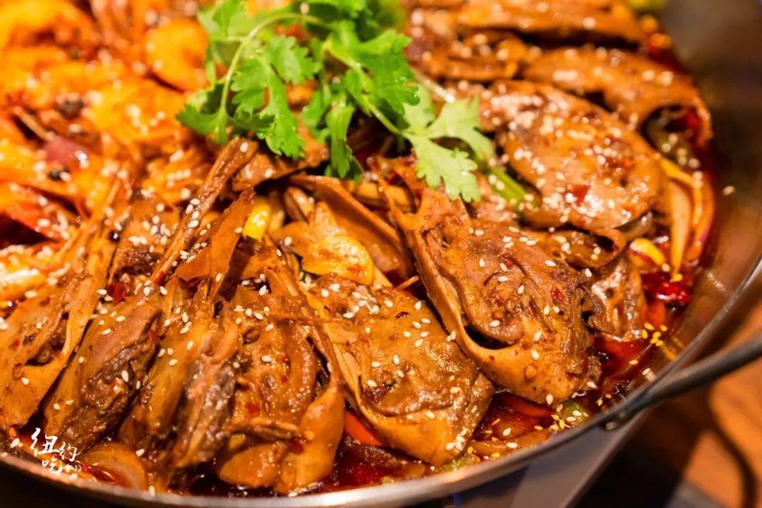 一锅两吃 鸭头 虾双拼一吃:干锅好久不见特别为冬季推出的独家一锅两