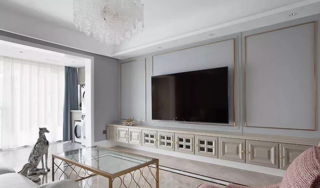 客厅电视背景墙用金色进行边框的装饰,简单,大方又时尚,好看
