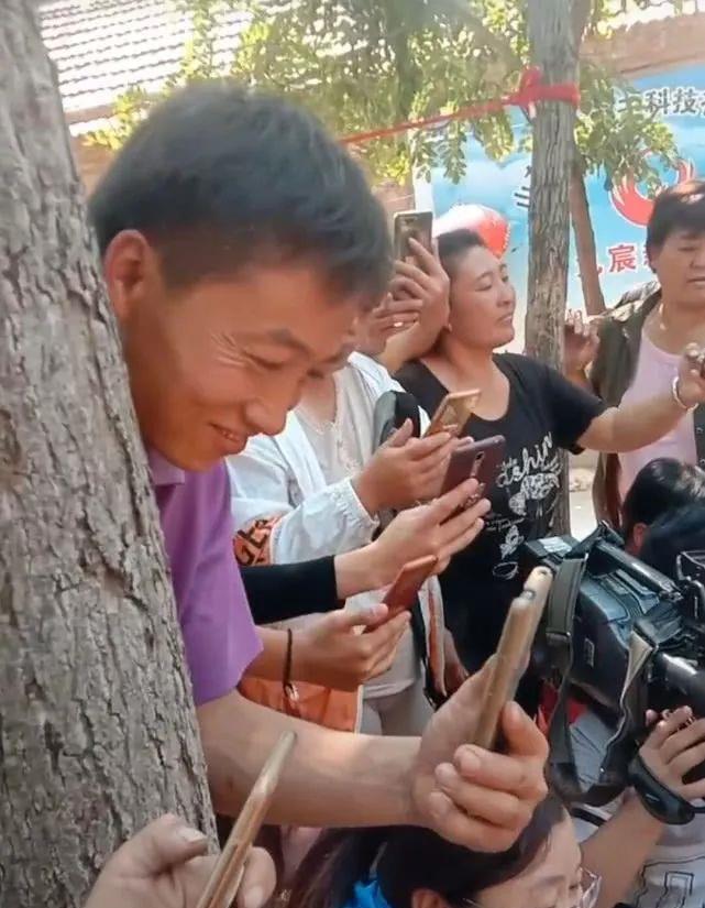 原创大衣哥家玉米熟了,一院子人帮忙剥,热心乡邻朱善阔躲在树后拍照