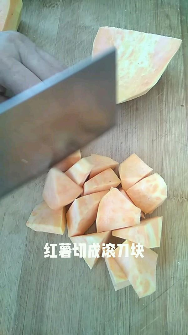 by 杰米田园 配料: 红薯 300克,小米 100克,水 适量 烹饪步骤: 1.