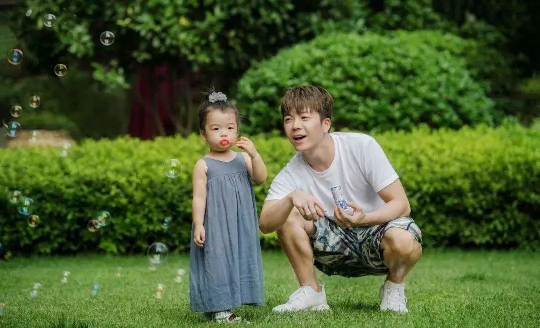 男生不管多大,只要有了女儿就会责任感爆棚,比如年轻爸爸王栎鑫.