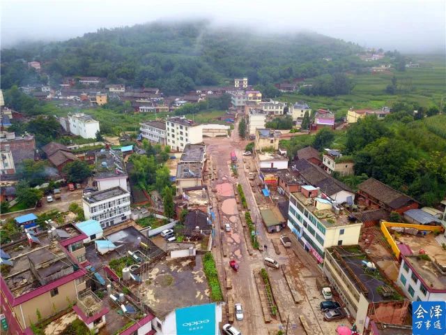 会泽这个小镇山和水的融合组成了这个乡镇最美的风景