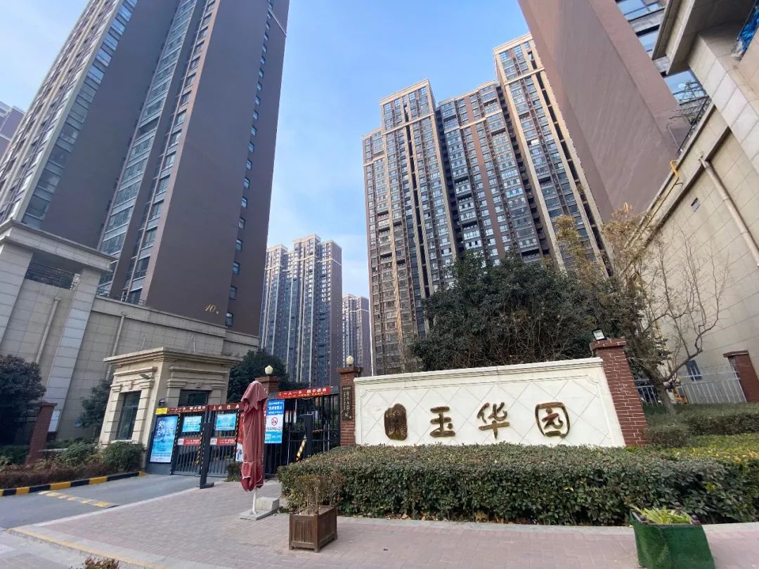 近日,郑州亚星锦绣山河玉华园(下文简称"玉华园")的业主反映,开发商在