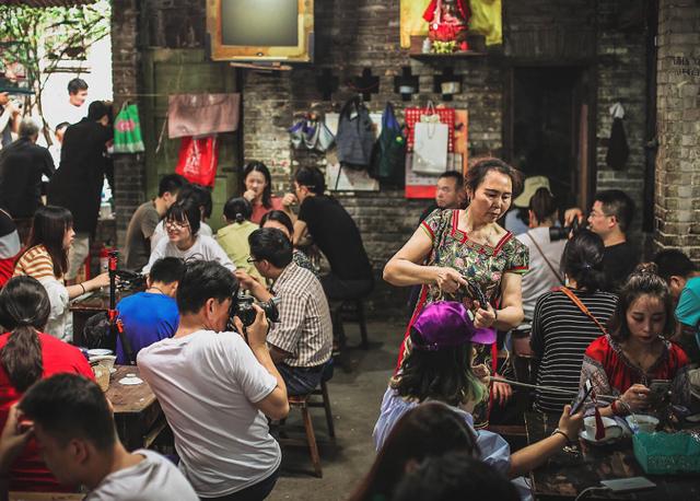 重庆有味道茶馆在现实与怀旧中成为网红看尽老重庆生活百态