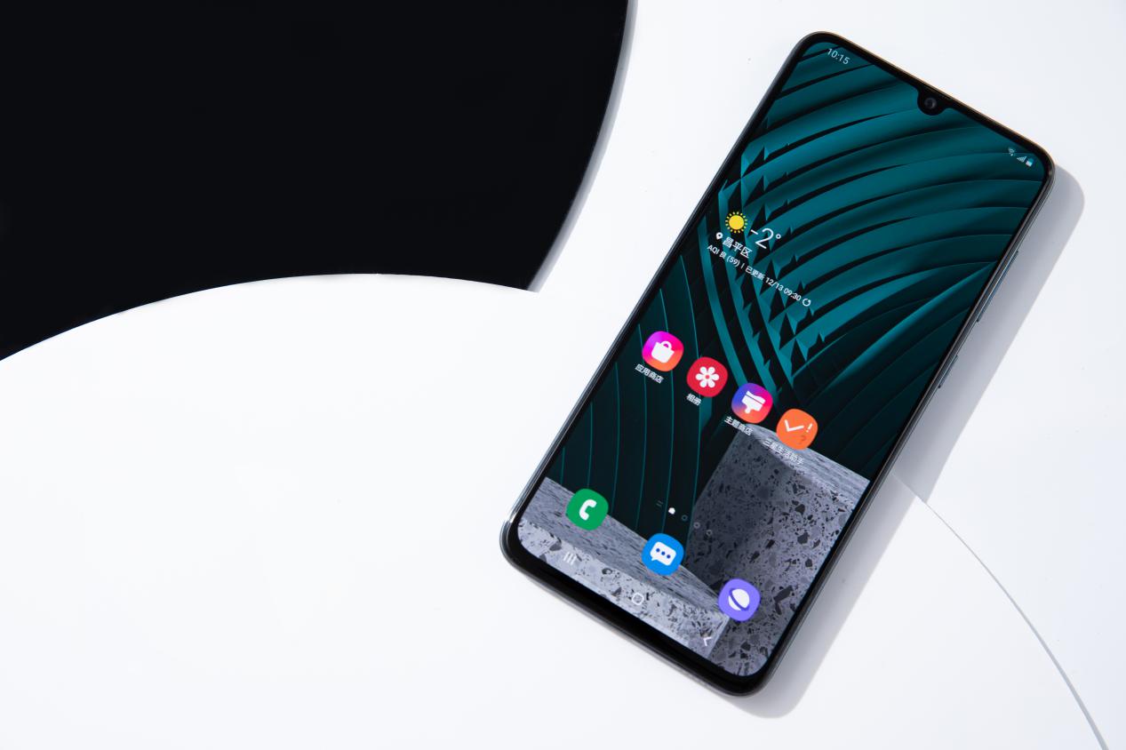 诠释手机市场中的棱镜美学三星galaxya70s真机实拍