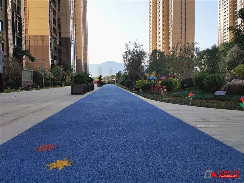 小区设置蓝色透水混凝土健康跑道中心设置下沉式品味庭院,配备水幕景