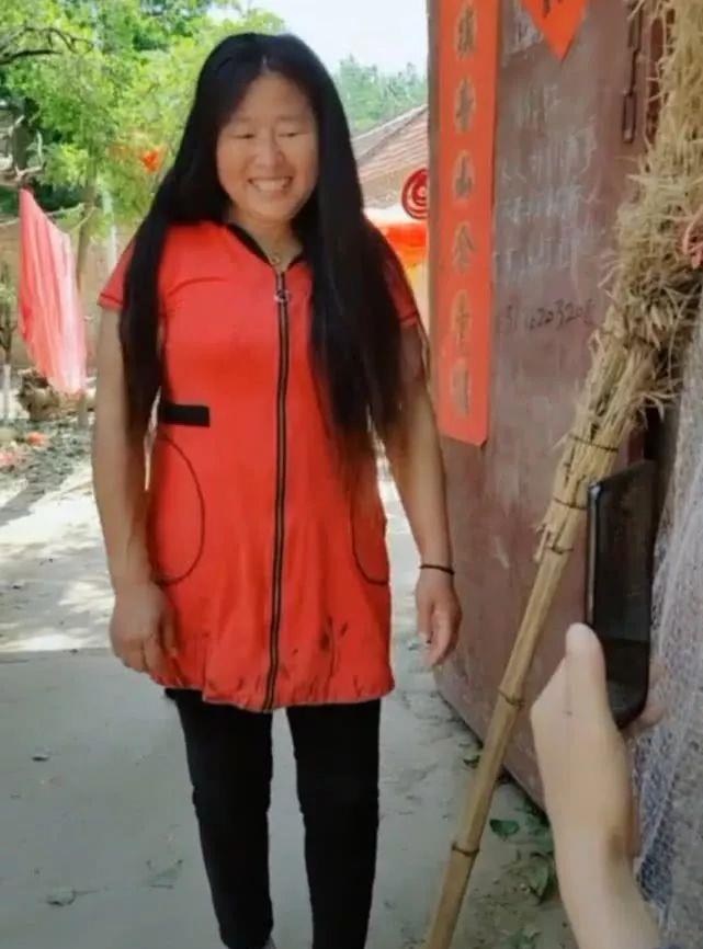 原创大衣嫂红裙黑裤白鞋,网友:长发飘飘看背影又是一副美景