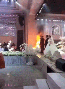 婚礼现场着火了 主持人硬着头皮继续主持婚礼