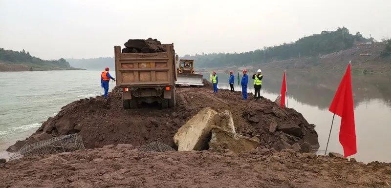 重庆利泽航运枢纽工程一期枯水围堰合龙