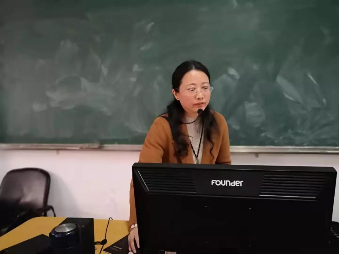 我校信息组黄萍老师和列东中学张宁老师在三明八中第二机房,分别以