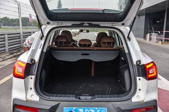 后备箱储物表现满足一般日常使用没有问题,另外设置了可伸缩隔板也能