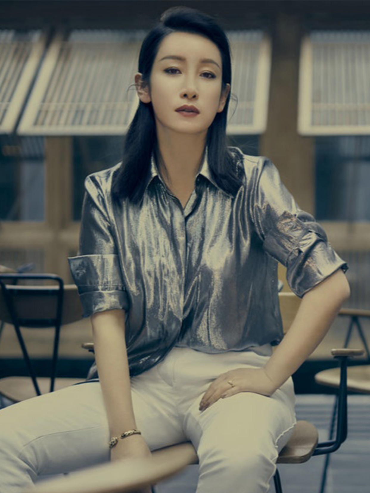 呢子大衣可以让女性直接穿出气场,而秦海璐则是穿出了贵妇的气质,这也