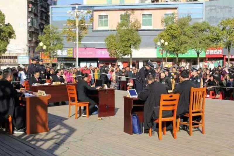 检察官在兴国五福广场对一起电信诈骗案出庭支持公诉