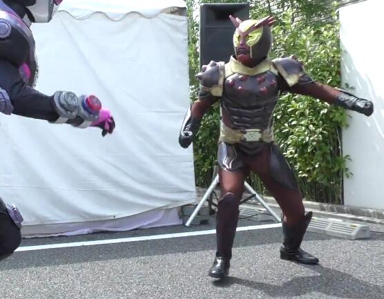 原创假面骑士时王盖茨飞踢诡异骑士皮套设计粗糙身份引发网友猜想