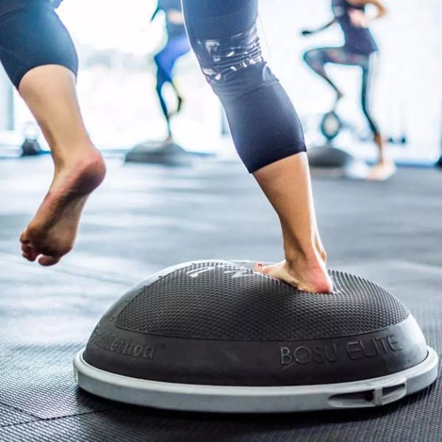 所以非常考验稳定性和平衡能力 因此 波速球可以帮助学生在不稳定的