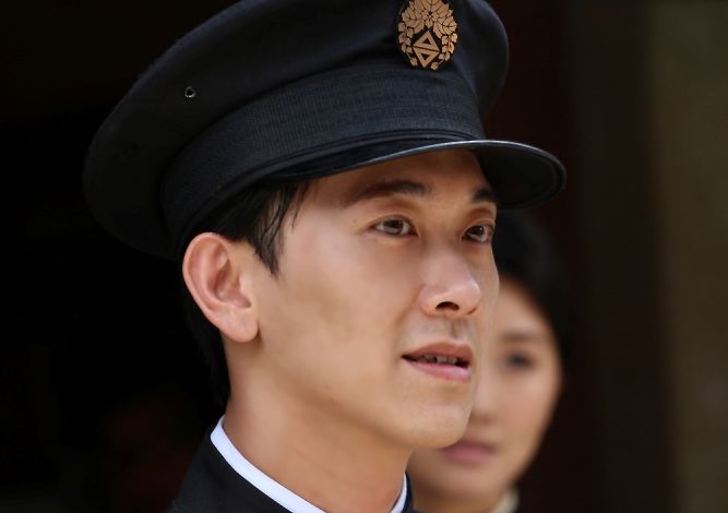 这一年黄健玮主演《白米炸弹客》,也不忘带上施名帅来客串2015年,他还