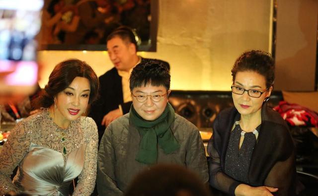 63岁潘虹全家近照前夫有才背景超显赫独身30年至今无儿女