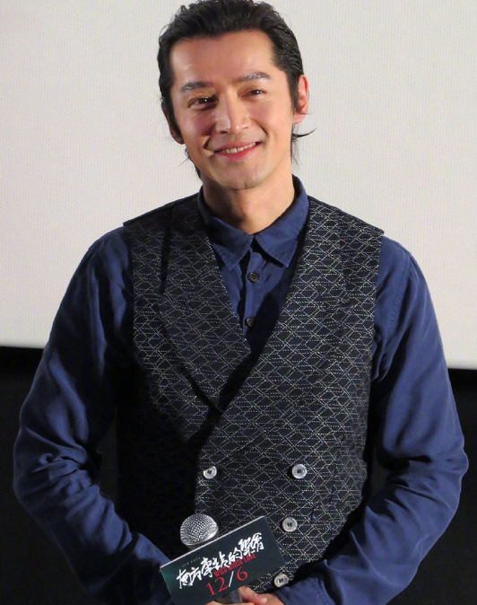 原创胡歌近照曝光车库穿人字拖还喝酒邋里邋遢表情极为搞笑