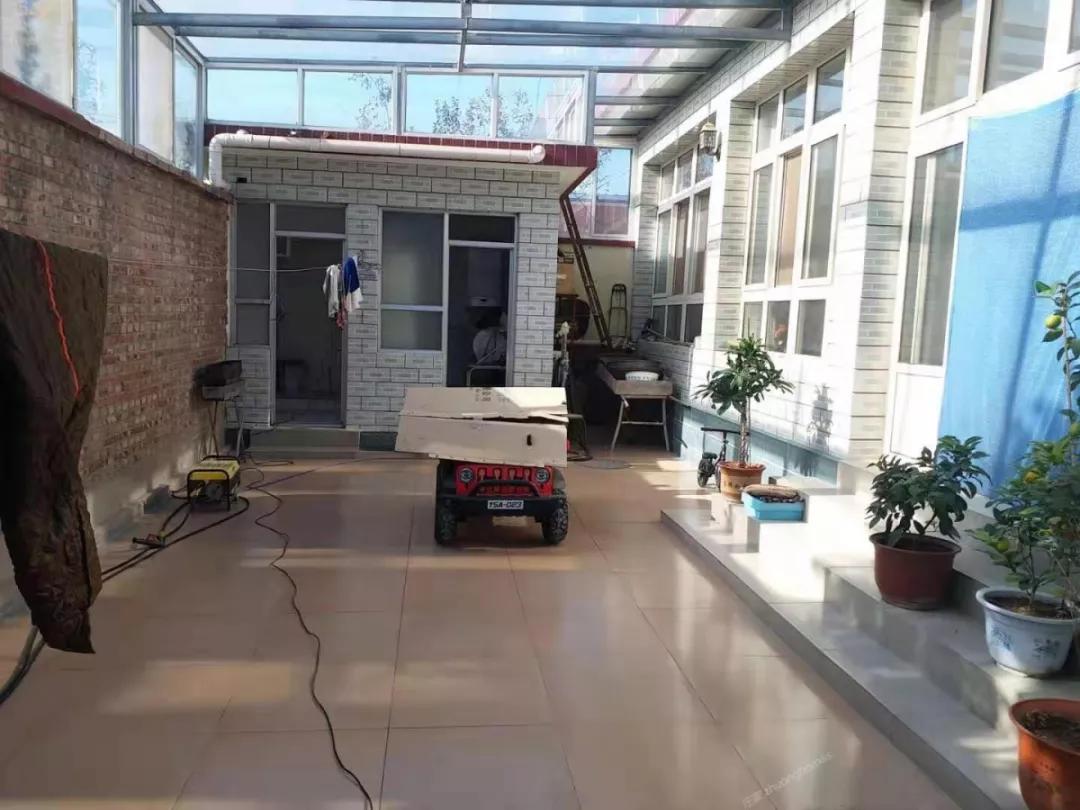 院落占地面积170平,中式平房砖混结构,正房6间,西厢房2间,水电齐全