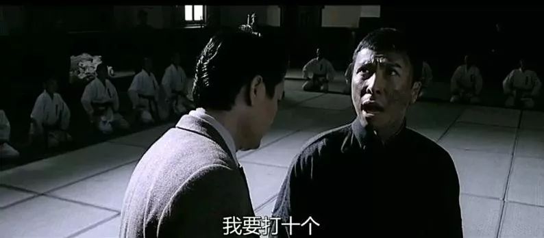 叶问心中自然憋着一肚子火.这时候——情感是喷发,但呈现是内敛.