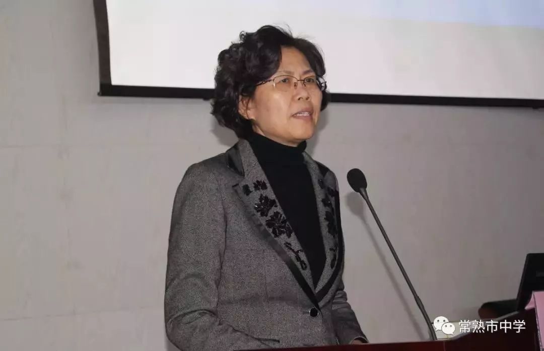 苏州市教育局副局长李婧娟作讲话,要求大家认真落实"陪伴高三"心理